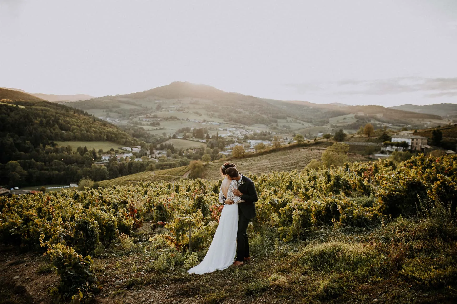 Couple de mariés à la golden hour, photographié par Brian