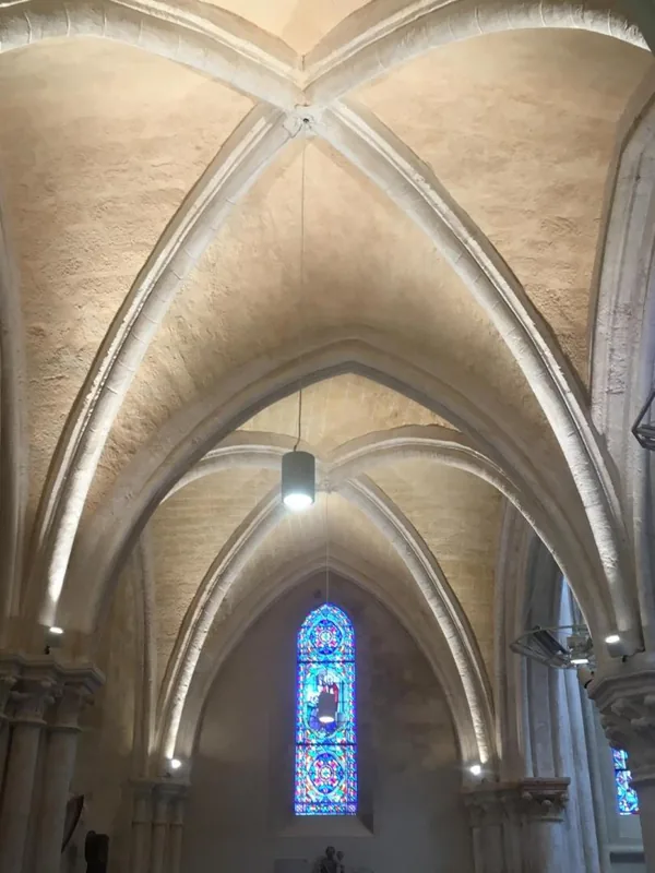 Éclairage de la nef voûtée d'une église dans le Val-d'Oise par l'Entreprise Gilles
