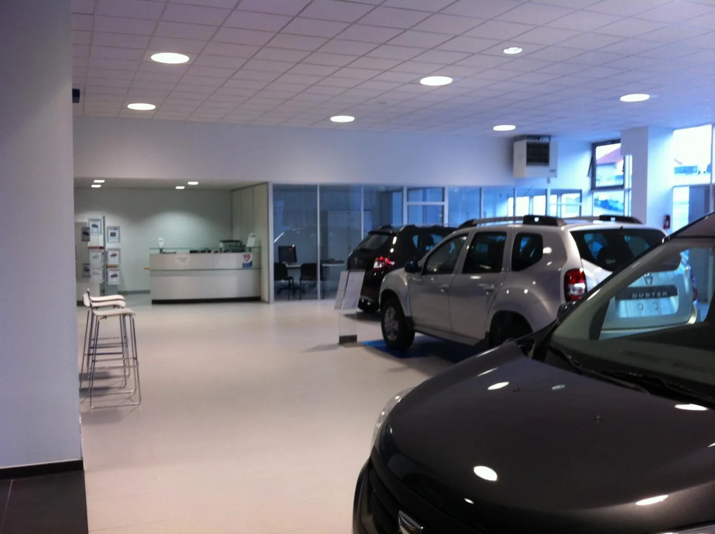 Showroom automobile éclairé, installation électrique tertiaire par l'Entreprise Gilles