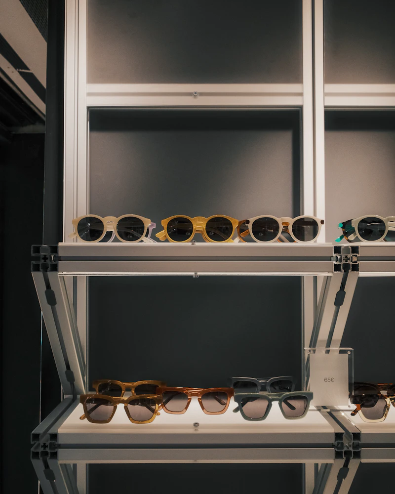 Lunettes de soleil exposées sur une étagère en boutique.