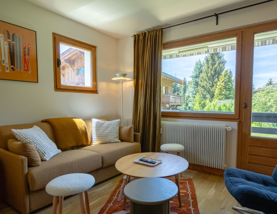 Appartement de montagne rénové à Megève, salon chaleureux
